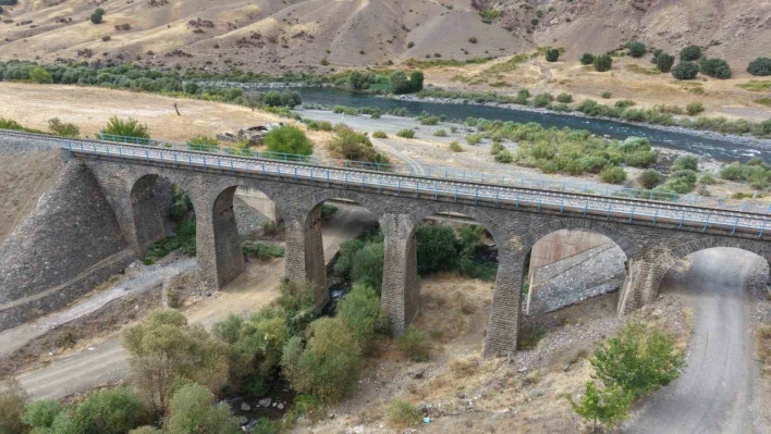 Palu'da 100 metrelik alanda 4 tarihi köprü