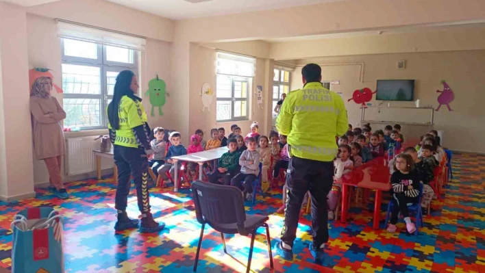 Polisten Öğrencilere Trafik Güvenliği Eğitimi