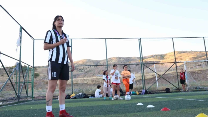 Sinan Kaloğlu'nun kuzeni Yağmur Bor, halı sahaların gözdesi oldu