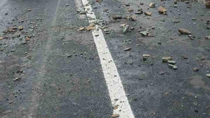 Yağış sonrası yola, taş ve kaya parçaları düştü