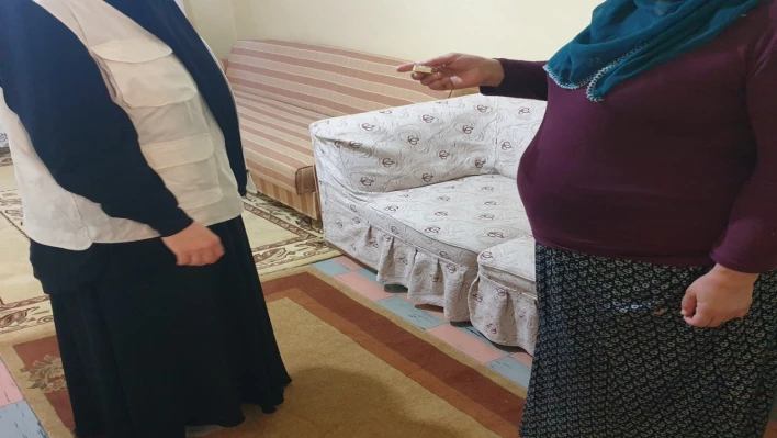 Yetimler Vakfı Elazığ`da Ev Borcu Olan İki Yetim Aileye Altın Yardımında Bulundu