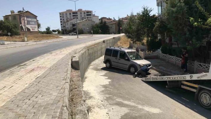 Yine aynı yer yine kaza: Korkudan evlerinin önünde oturamıyorlar