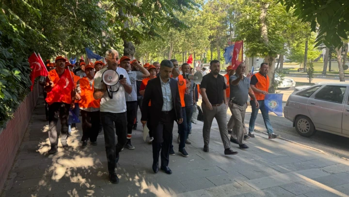 Kamu İşçileri Yürüyüş Yaparak Tepkilerini Duyurmaya Çalıştılar