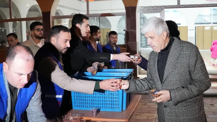 Elazığ Belediyesi Regaip Kandili'nde ikramlarıyla şehrin manevi iklimine ortak oldu