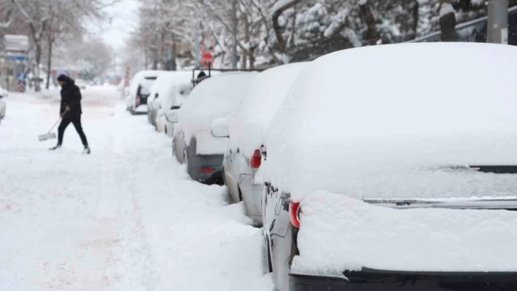 Elazığ'da kar kalınlığı 20 santimetreyi buldu, araçlar görünmez hale geldi