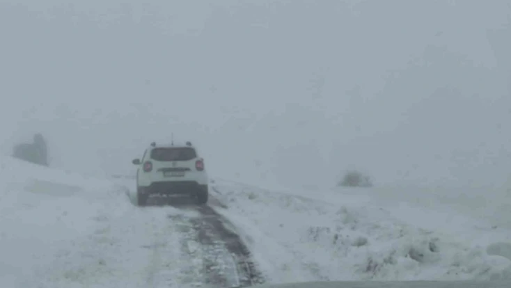 Elazığ'da kar yağışında mahsur kalan araç kurtarıldı