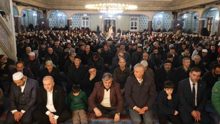 Elazığ'da Regaip Kandili'nde vatandaşlar camilere akın etti