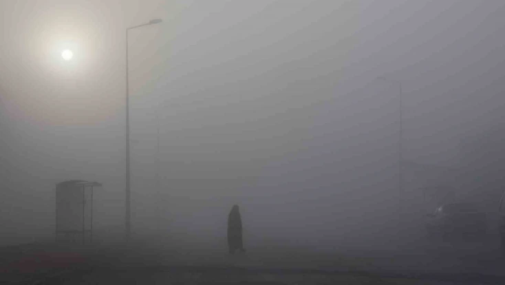 Elazığ'da sis görüş mesafesini 5 metreye düşürdü