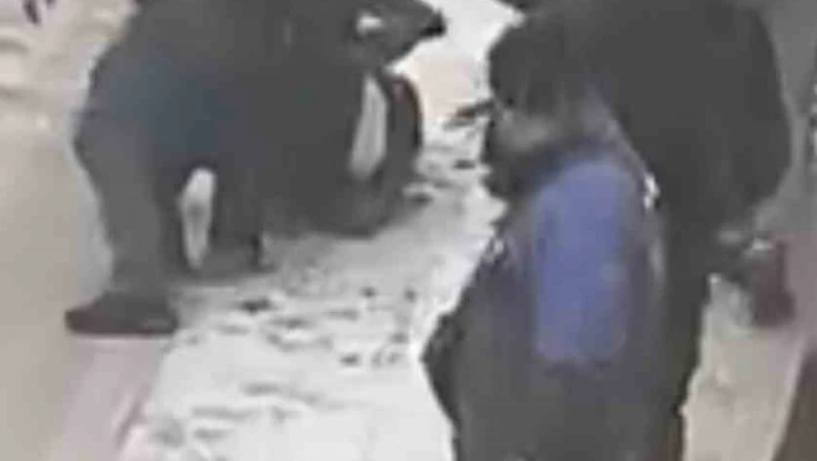 Elazığ'da sokak ortasında tekme tokat kavga: O anlar kamerada