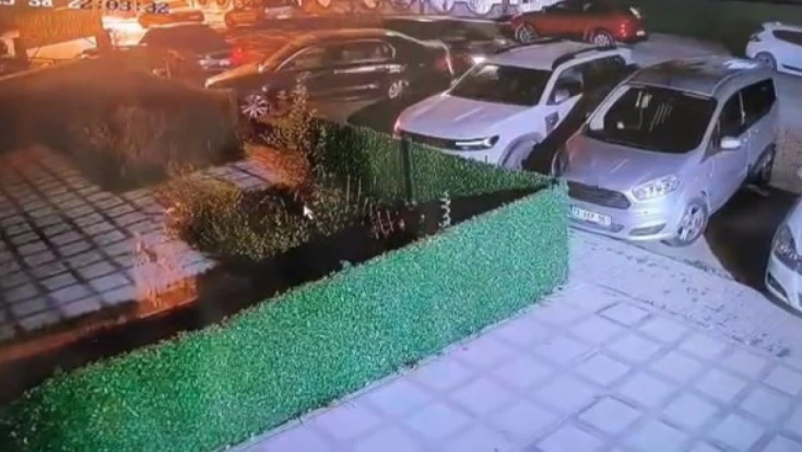 Park halindeki otomobile çarpıp kaçtı: O anlar kamerada