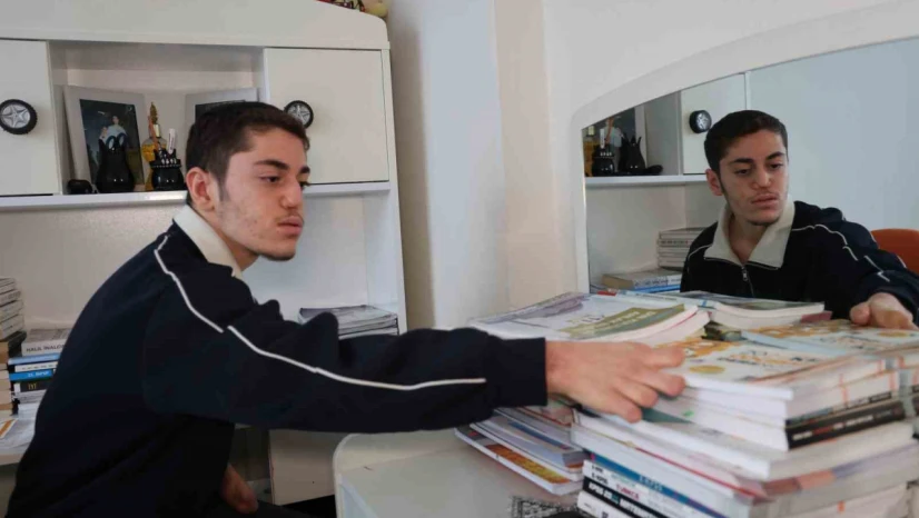 18 günlükken uzuvlarını kaybeden genç azmiyle örnek oluyor