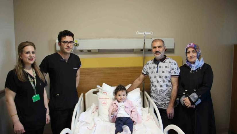24 aylık bebekten 1.5 santimlik taş alındı: Süper mini PNL ile büyük başarı