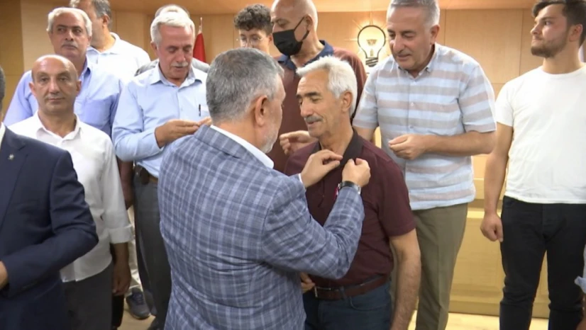 AK Parti'ye Geçen Karatepe İle Birlikte Yeni Katılımcılara Rozetleri Takıldı