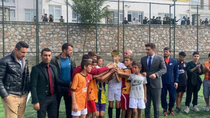 Arıcak'ta ortaokullar arası futbol turnuvası sona erdi