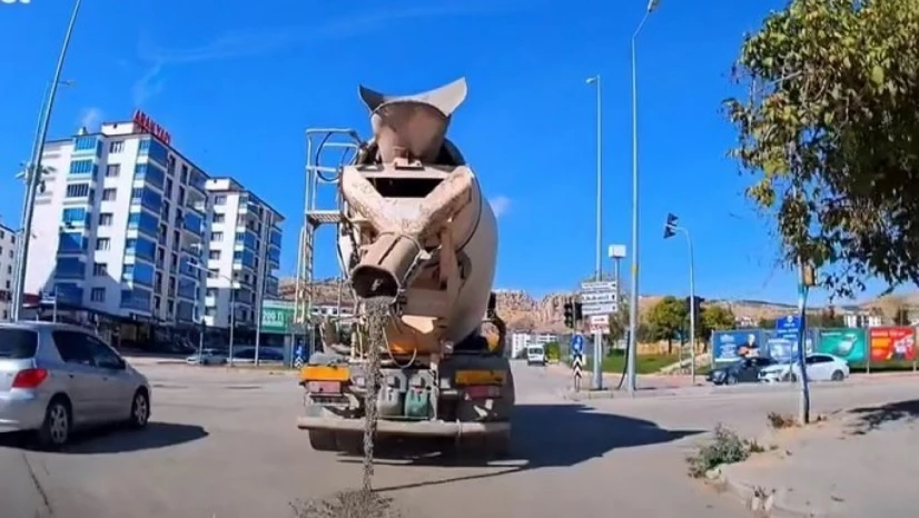 Beton mikserinin yola çimento dökerek ilerlediği anlar kamerada