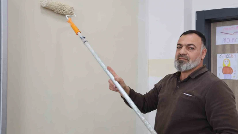 Bir babanın vefası: Şehit oğlunun adını taşıyan okulu kendi elleriyle yeniliyor