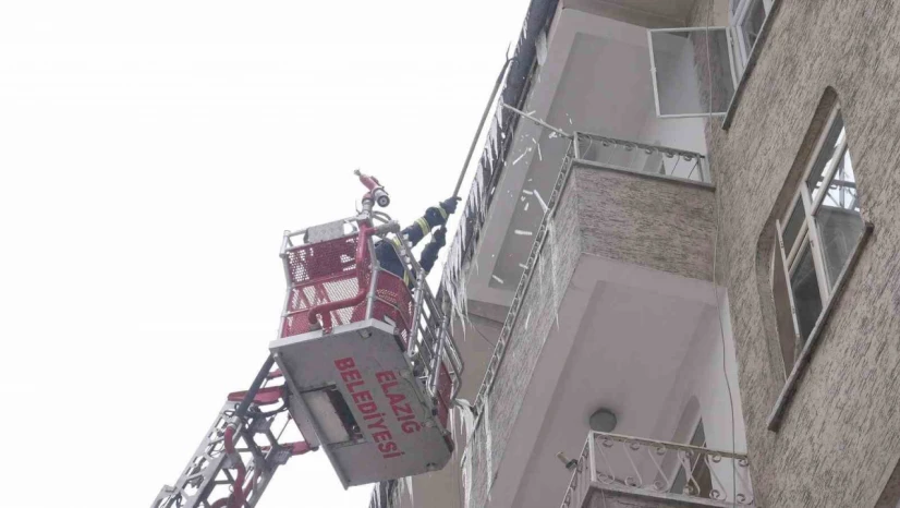 Elazığ'da buz sarkıtları itfaiye ekiplerince temizleniyor