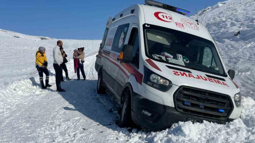 Elazığ'da hasta çocuk greyderle ambulansa ulaştırıldı