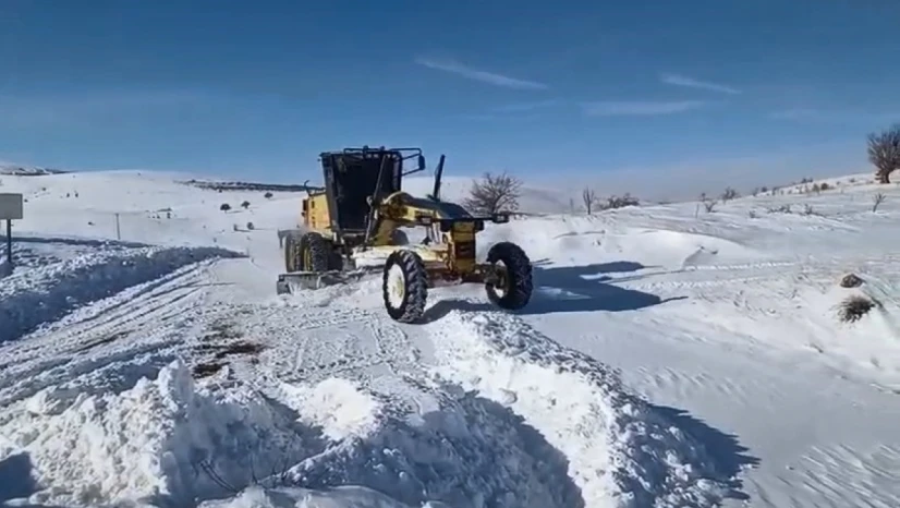 Elazığ'da kapalı köy yollarında çalışmalar sürüyor
