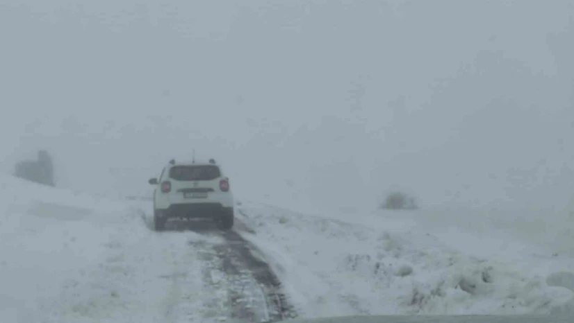 Elazığ'da kar yağışında mahsur kalan araç kurtarıldı