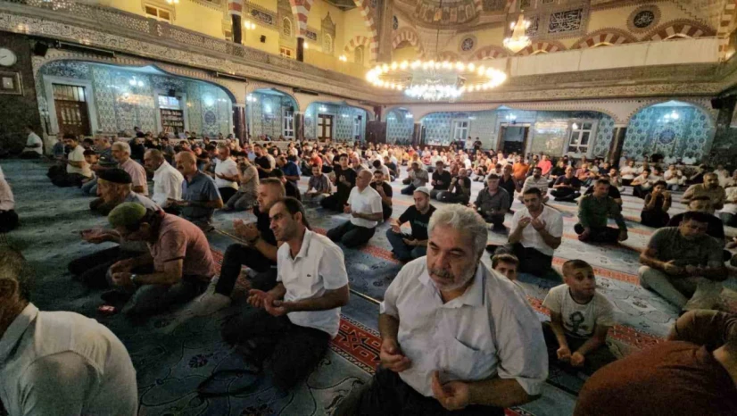 Elazığ'da Mevlid Kandili'nde camiler doldu