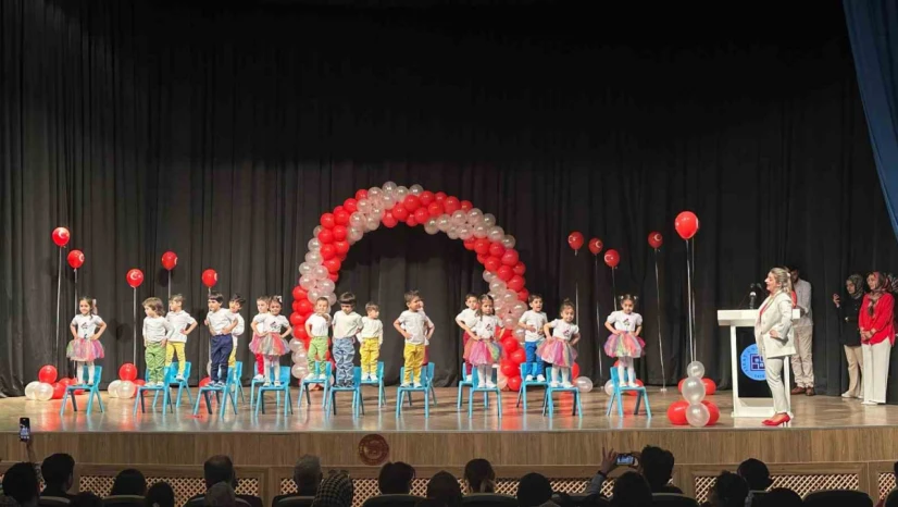 Elazığ'da miniklerin 23 Nisan gösteri alkış aldı