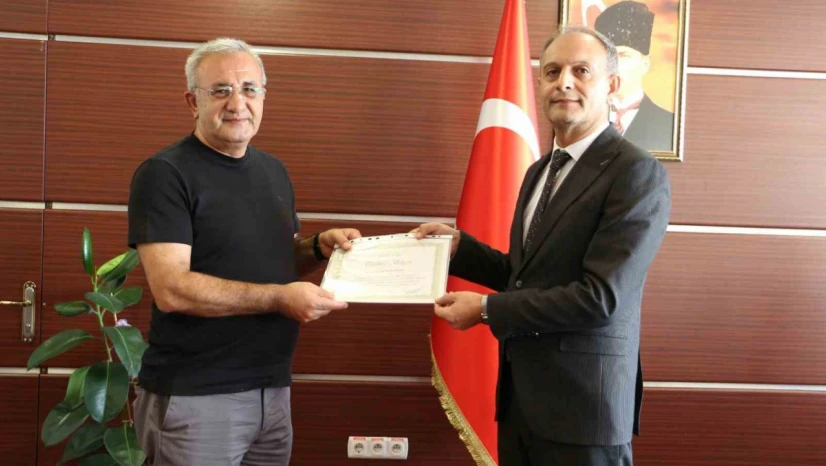Elazığ'da sigarayı bırakan 2 vatandaşa 'Teşekkür Belgesi' verildi