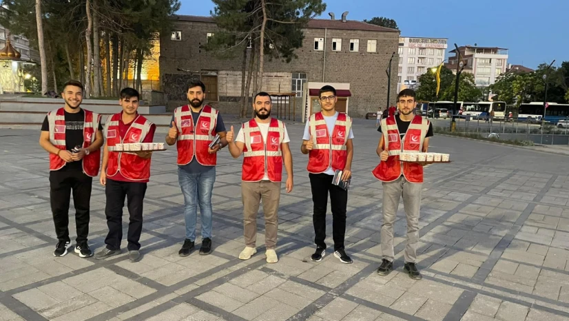 Elazığ İl Gençlik Kolları Üyeleri Vatandaşlara Limonata İkramında Bulundu