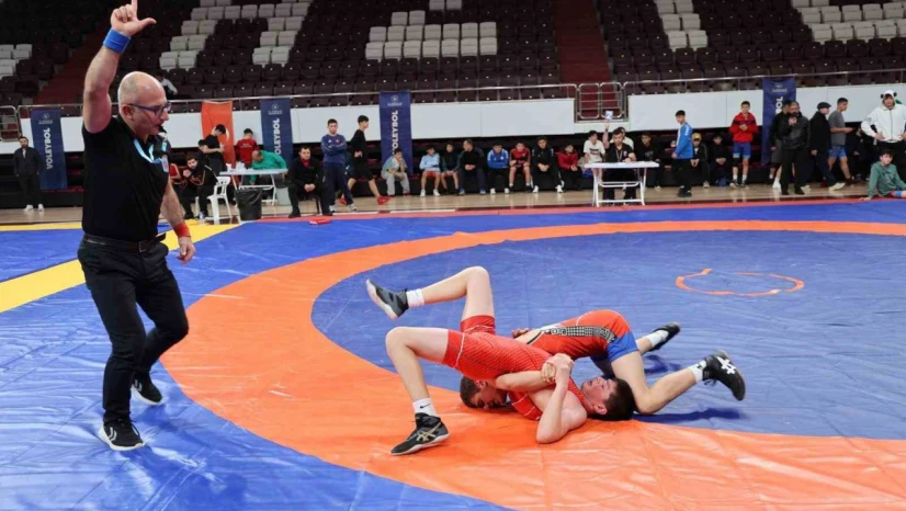 Gençler Güreş Müsabakaları Elazığ'da sürüyor