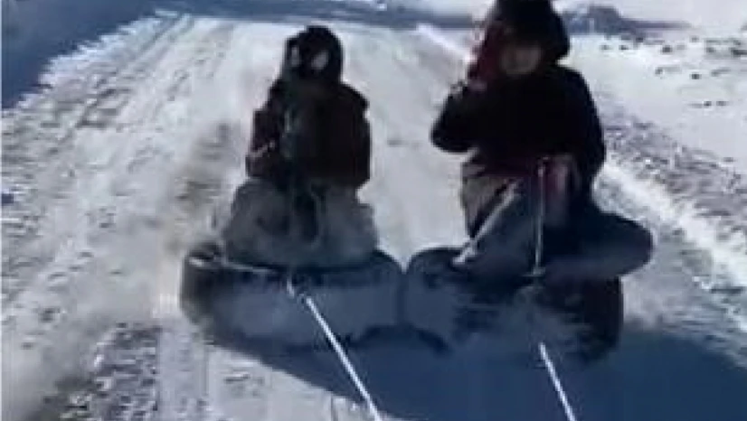 Lastiği kızak yapıp araçla çektiler: Çocukların kar eğlencesi kameralara yansıdı