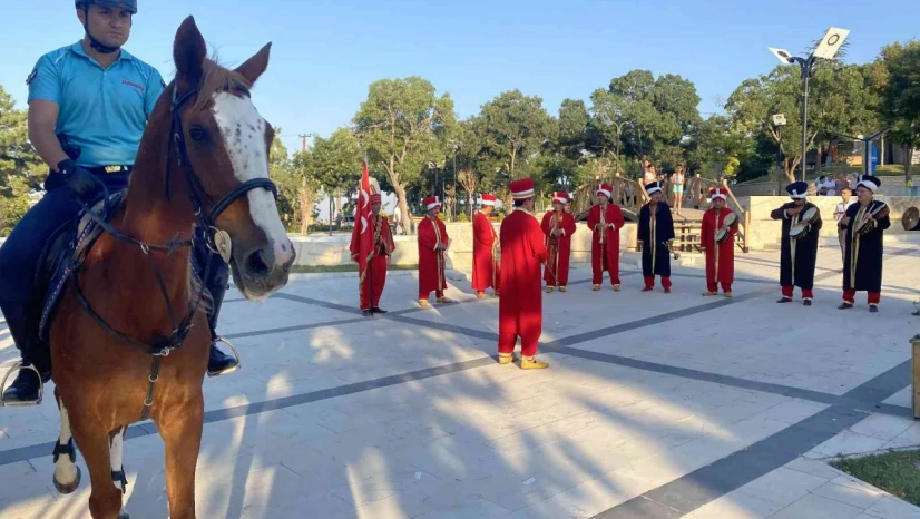 Mehteran takımı ve Atlı Jandarma Timi vatandaşlara Osmanlı dönemini yaşattı