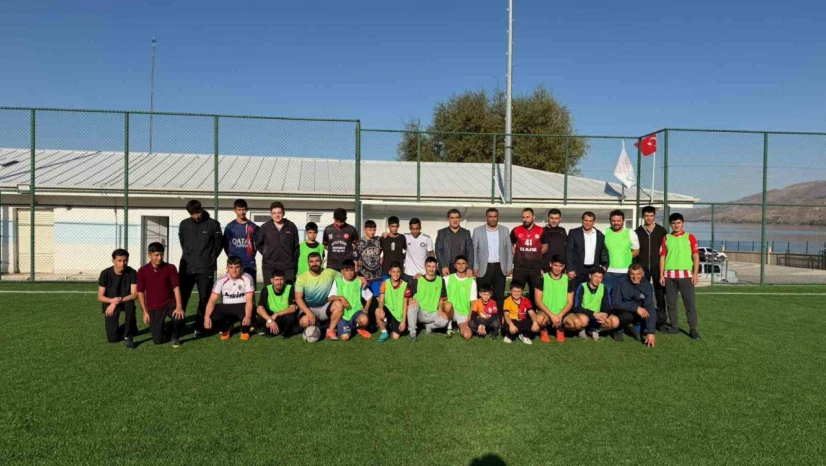 Öğrenciler ve aileleri futbol maçı yaptı, ortaya renkli görüntüler çıktı