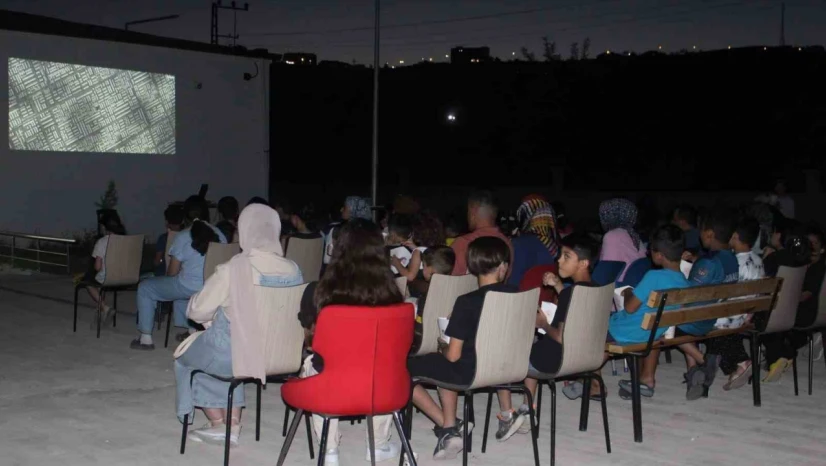 Palu'da çocuklara sinema keyfi