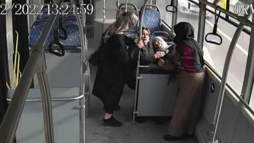 Trafik kazasını görüp bayılan kadını, otobüs şoförü hastaneye yetiştirdi