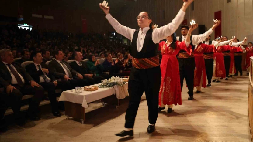 'Annem kanseri ikinci kez yendi' diyen öğrenci salonda dakikalarca alkışlandı