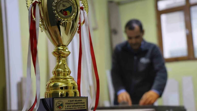 60 yaşında Türkiye Bilardo Şampiyonu mesleğiyle dikkat çekiyor