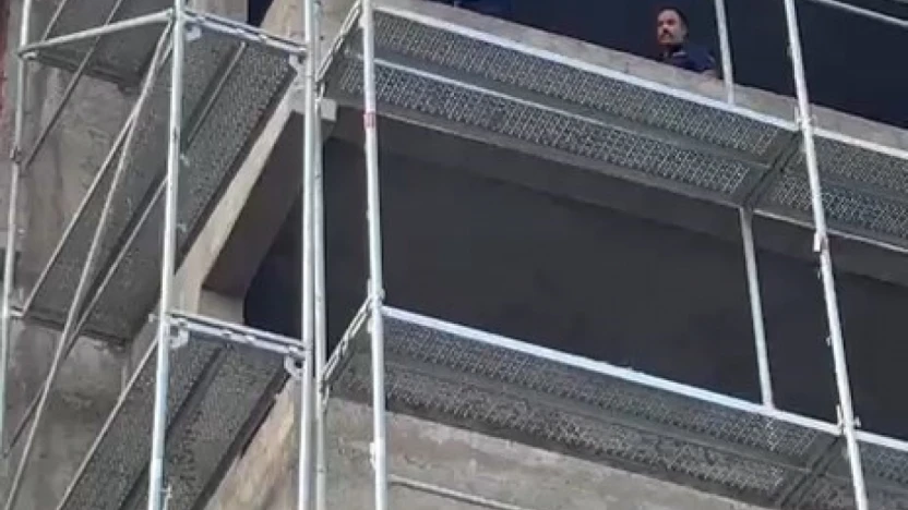 Binadan atlamak isteyen şahsı, itfaiye ekipleri ikna etti