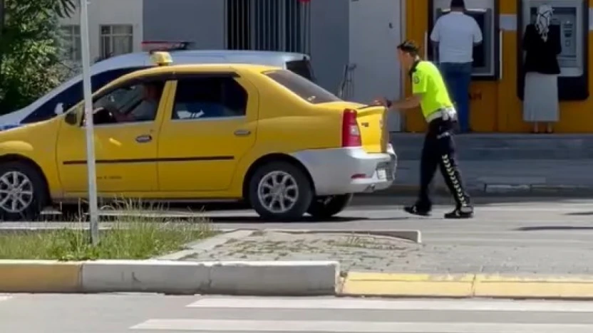 Bozulan aracın yardımına polis ekibi yetişti