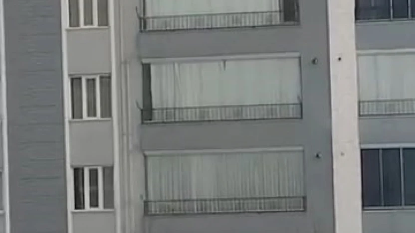 Çatıdaki karı temizlerken hayatını hiçe saydı