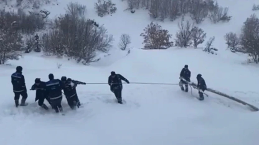 Ekipler enerji için seferber oldu: Kar içerisinde zorlu mücadele