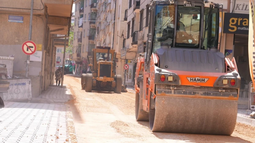 Elazığ Belediyesi Yeni Mahalle'de asfaltlama çalışmalarını sürdürüyor