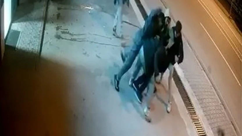 Elazığ'da 4 kişi 1 kişiye saldırdı: Hırsını alamayan saldırganlardan biri şahsın kulağı ısırarak kopardı