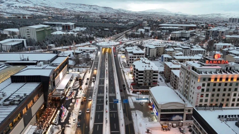 Elazığ'da belediye ekipleri, karla mücadelesini aralıksız sürdürüyor