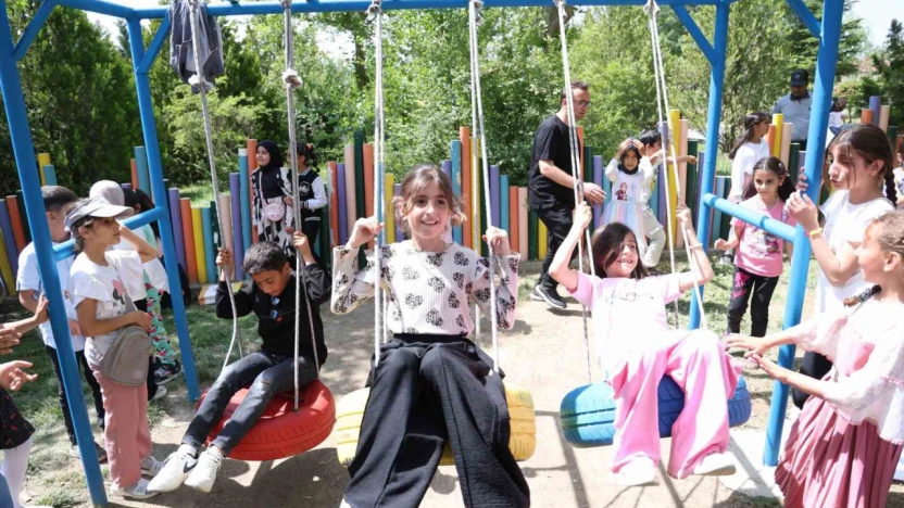 Elazığ'da çocuklar Geri Dönüşüm Parkı'nda doyasıya eğlendi