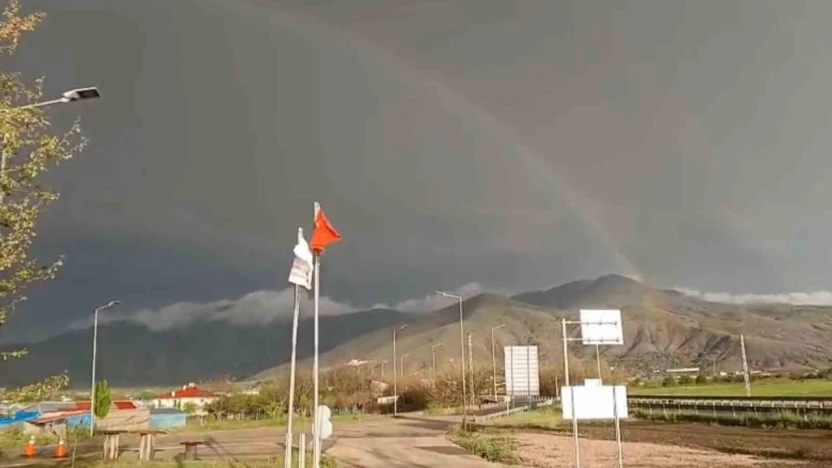 Elazığ'da gökkuşağı görenleri mest etti