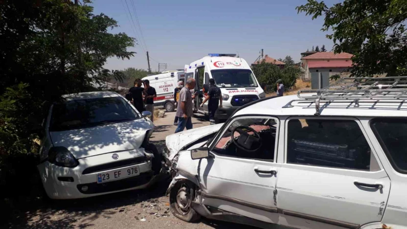 iki otomobil kafa kafaya çarpıştı: 4 yaralı