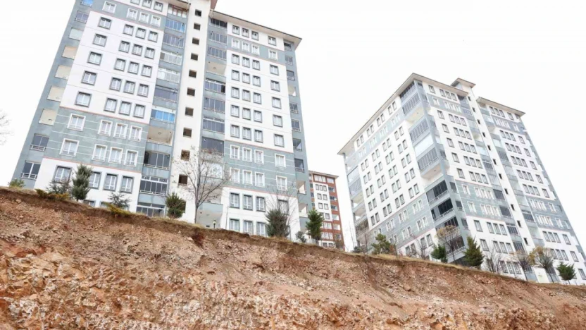Elazığ'da İstinat Duvarı Kısmen Çöktü: Binalar uçurumun eşiğinde