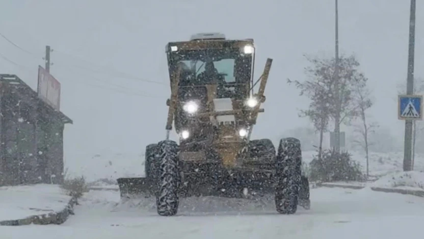 Elazığ'da kar yağışıyla birlikte, belediye ekipleri çalışmalara başladı