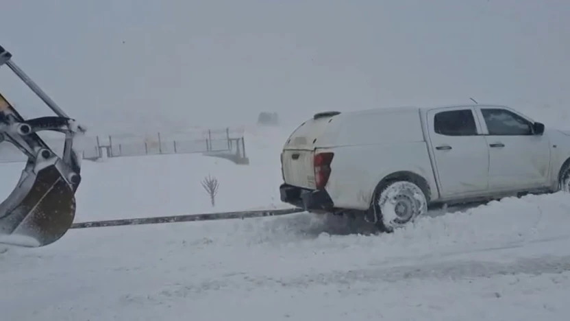 Elazığ'da karda mahsur kalan araçlar kurtarıldı