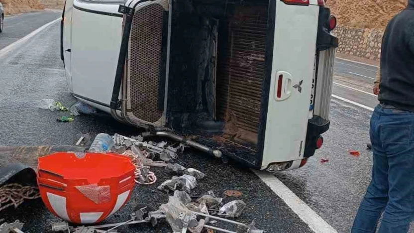 Elazığ'da kaygan yolda kamyonet devrildi